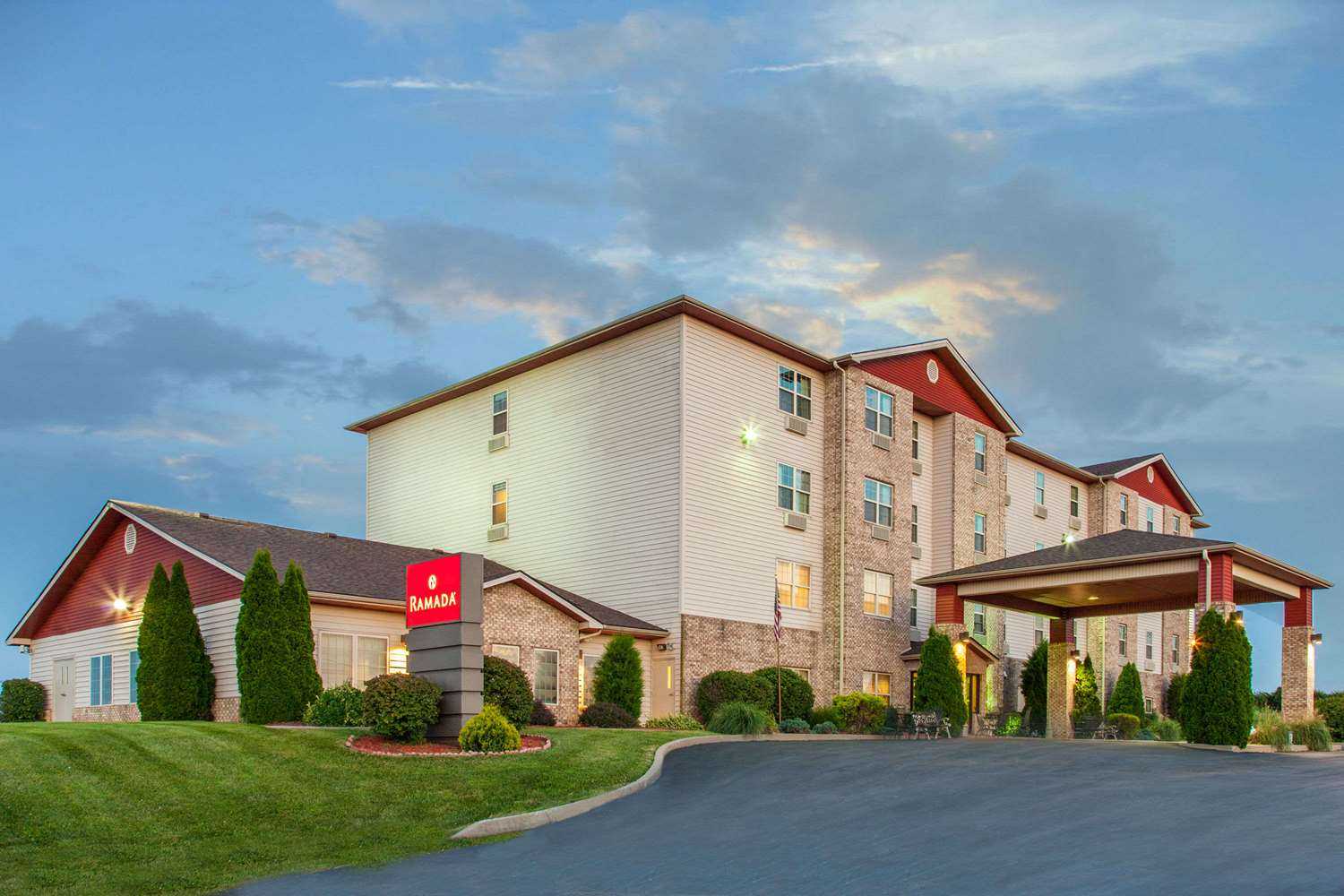 Ramada by Wyndham Sparta/At Speedway в Sparta, KY
