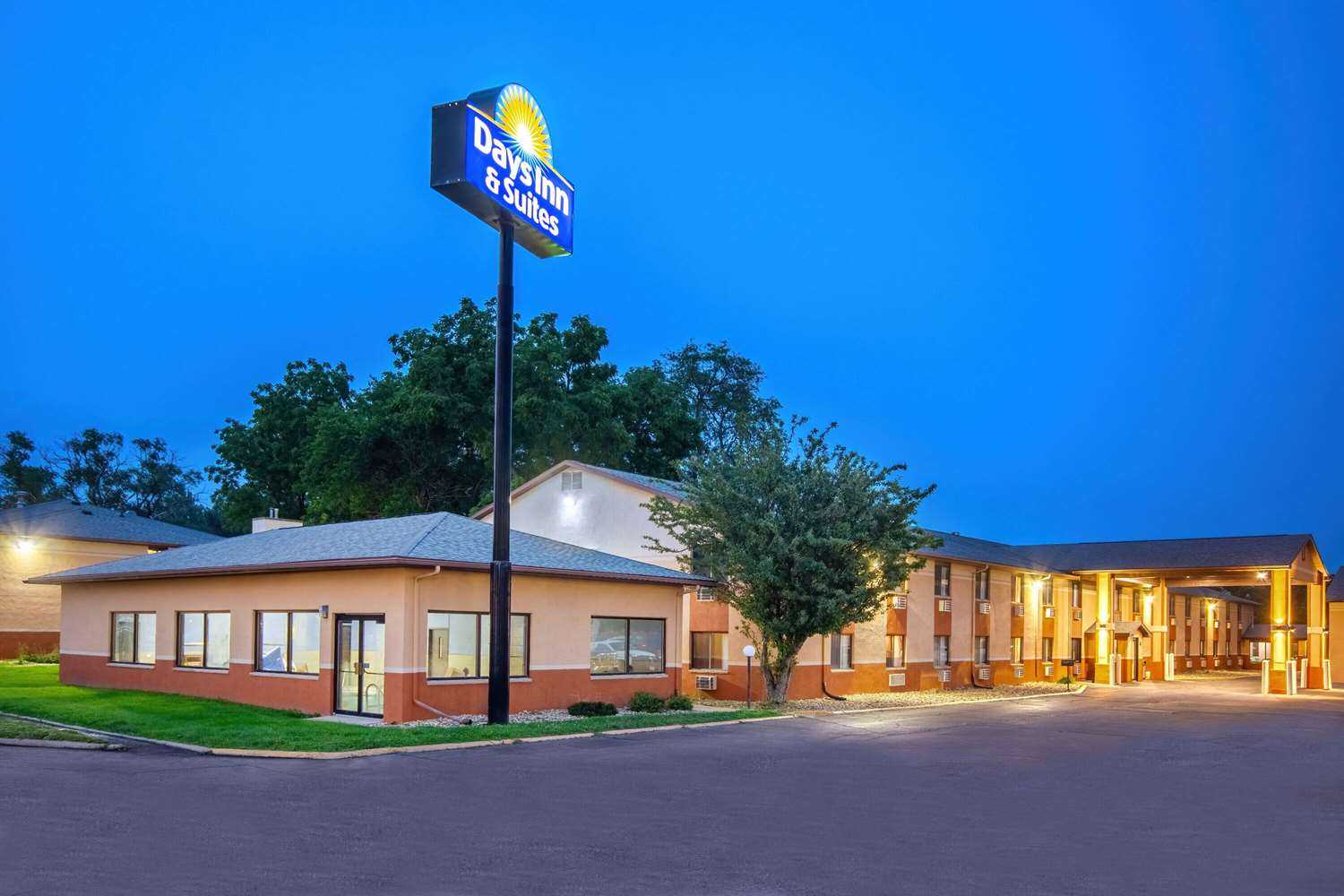 Waterloo, IA 的 Days Inn & Suites by Wyndham Waterloo