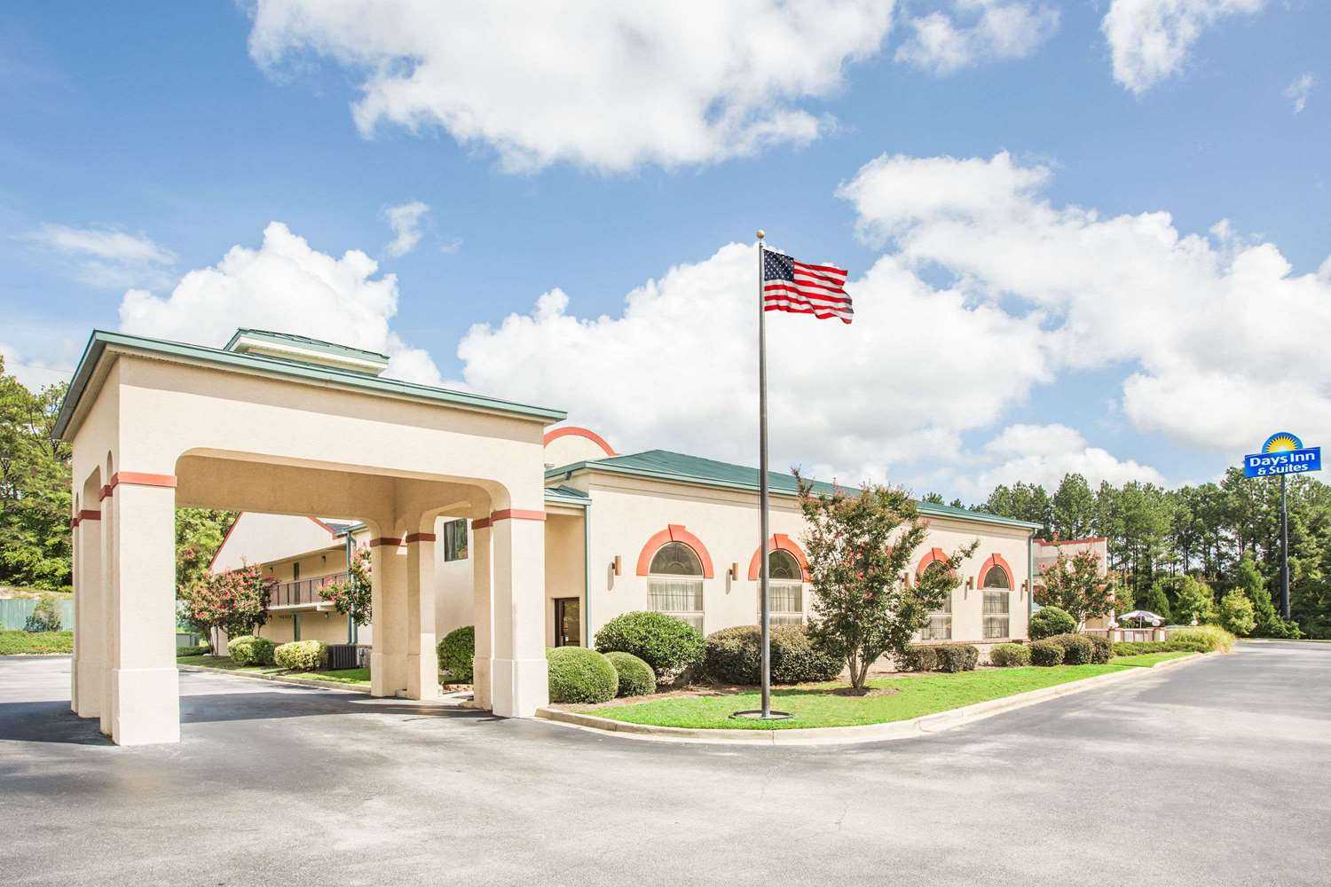 Days Inn & Suites by Wyndham Columbia Airport в West Columbia, SC