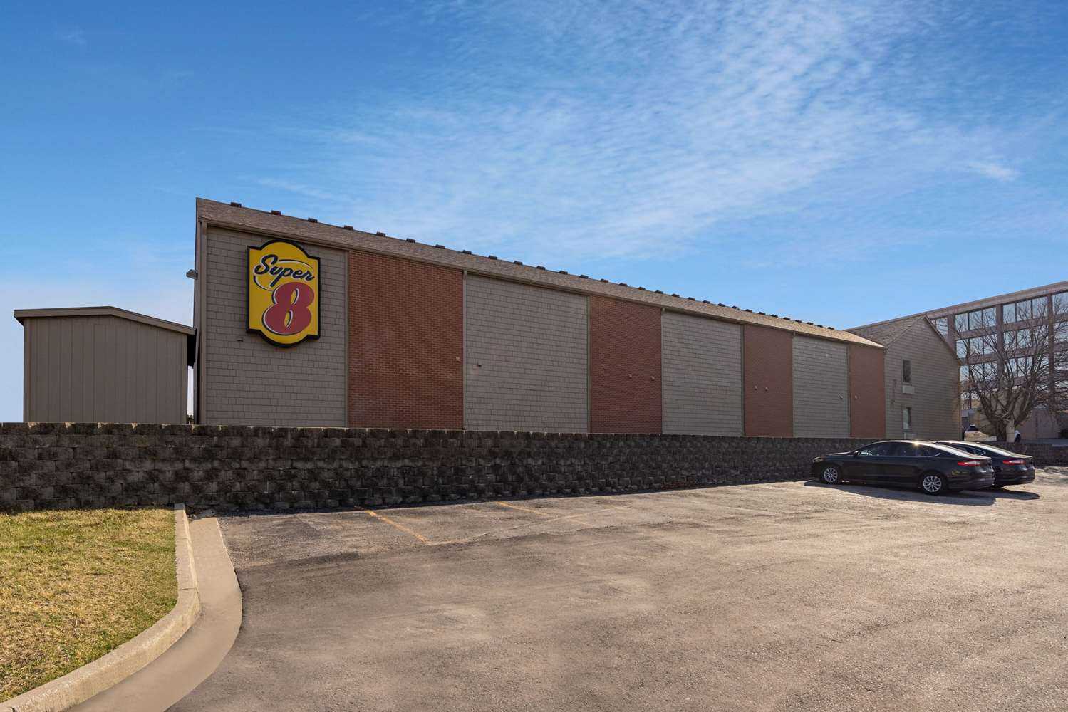 Super 8 by Wyndham Kansas City Airport North, Kansas City, MO