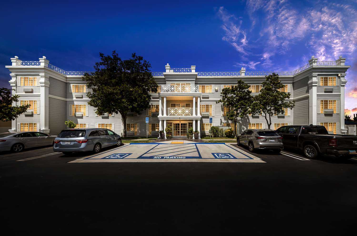 洛斯巴诺斯, CA 的 Best Western Executive Inn