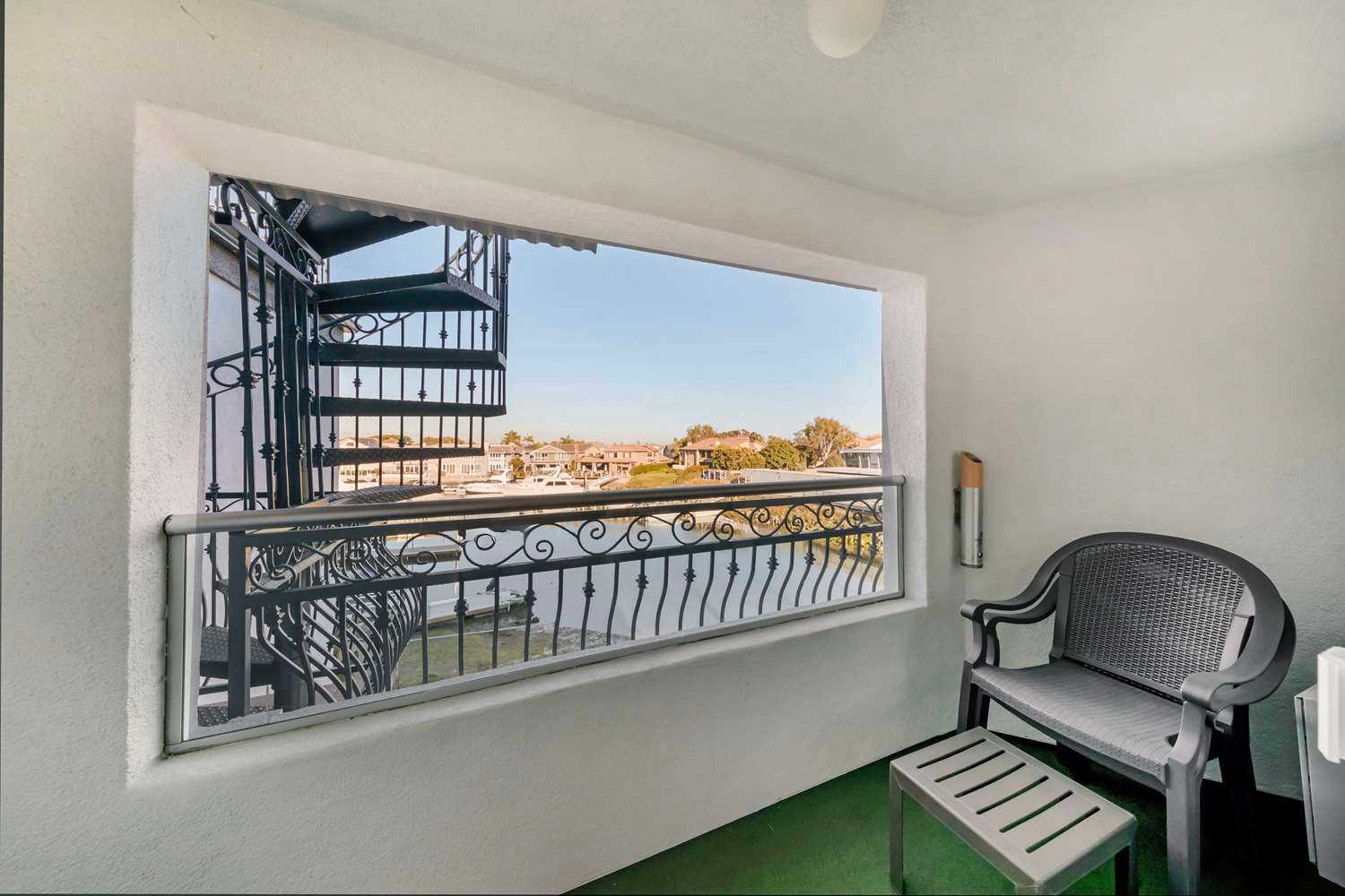 Best Western Harbour Inn & Suites в Sunset Beach, CA