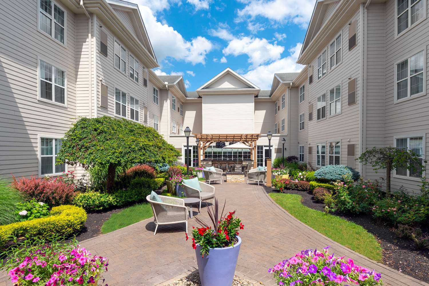 Homewood Suites by Hilton Buffalo-Airport в Cheektowaga, NY