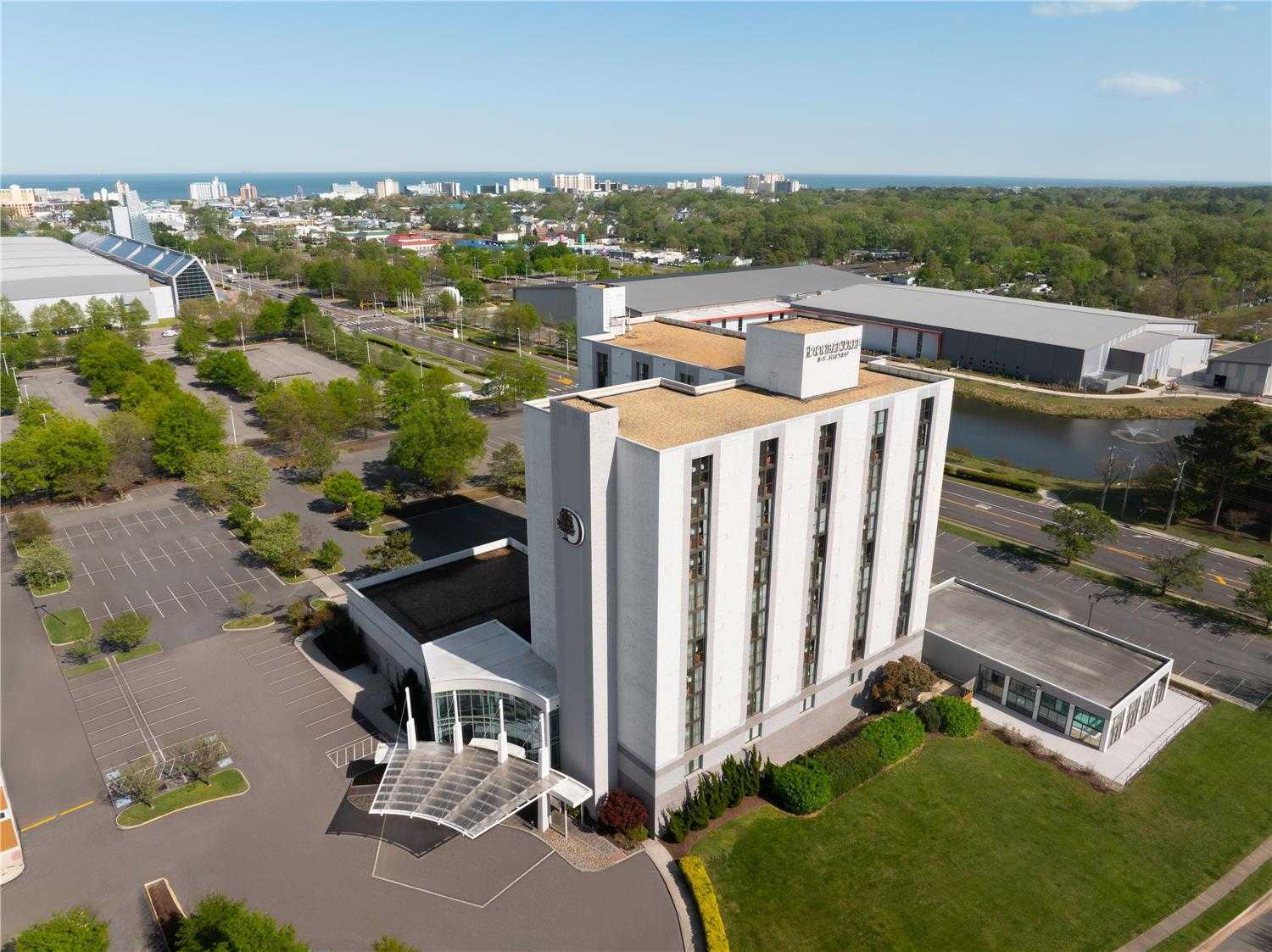 DoubleTree by Hilton Hotel Virginia Beach в Virginia Beach, VA