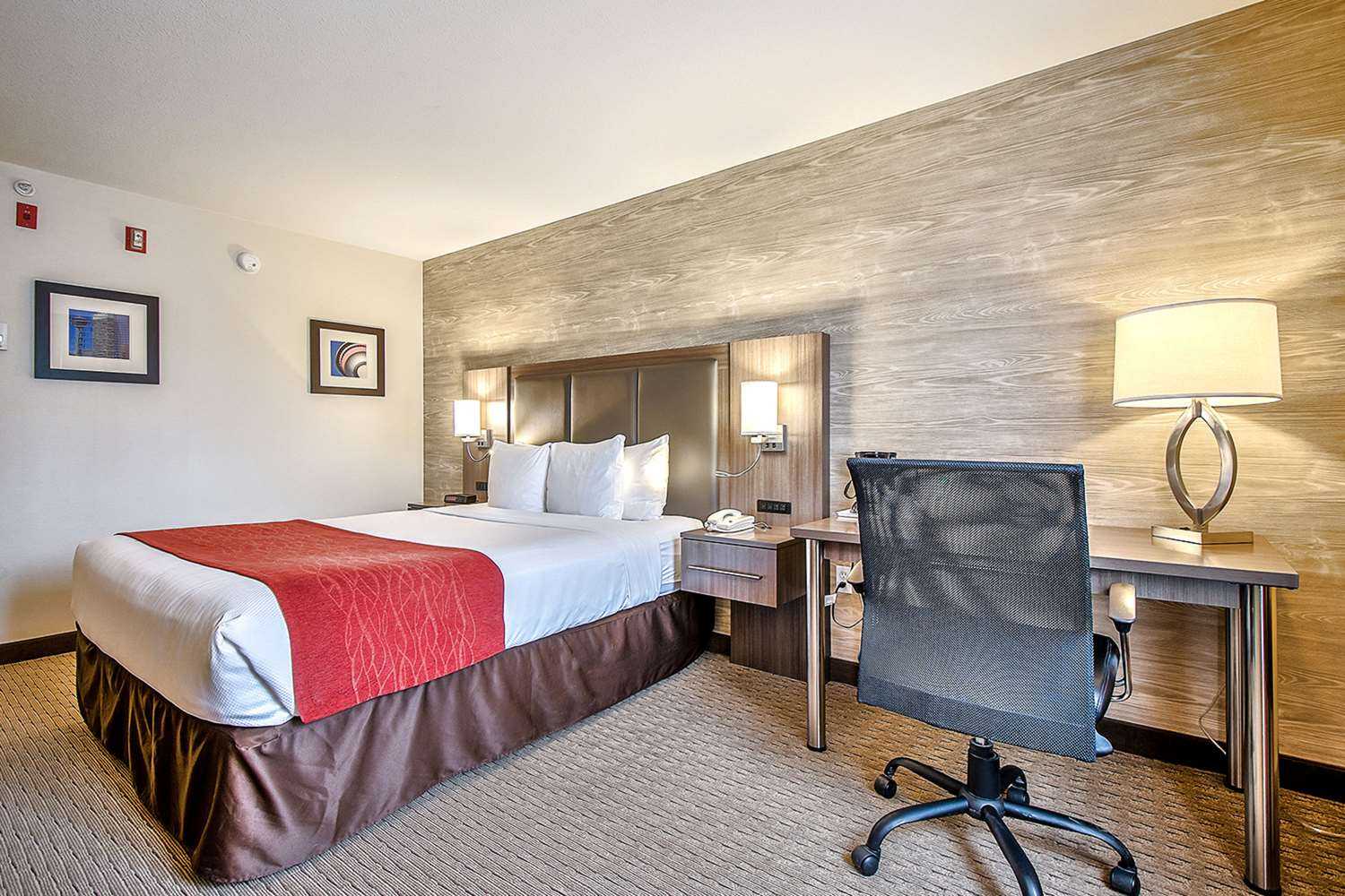 Calgary, AB 的 Comfort Inn and Suites South