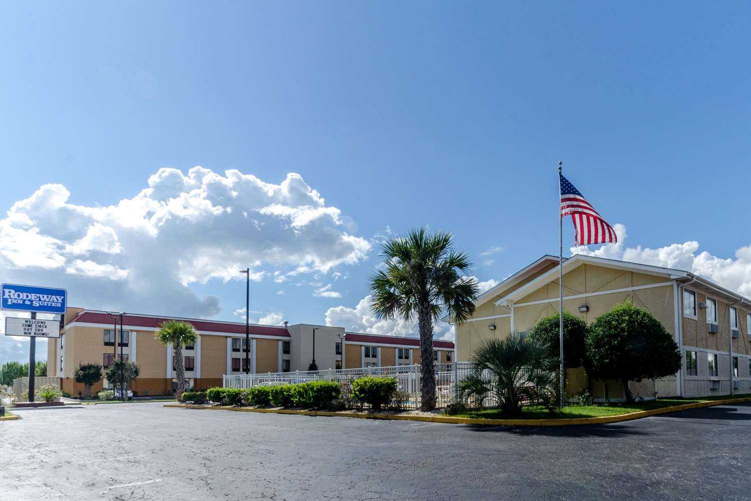 Rodeway Inn and Suites Jacksonville near Camp Leje в Jacksonville, NC