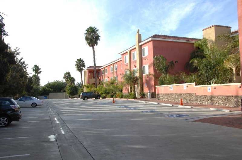 Holiday Inn Express Anaheim West в Анахайм, CA