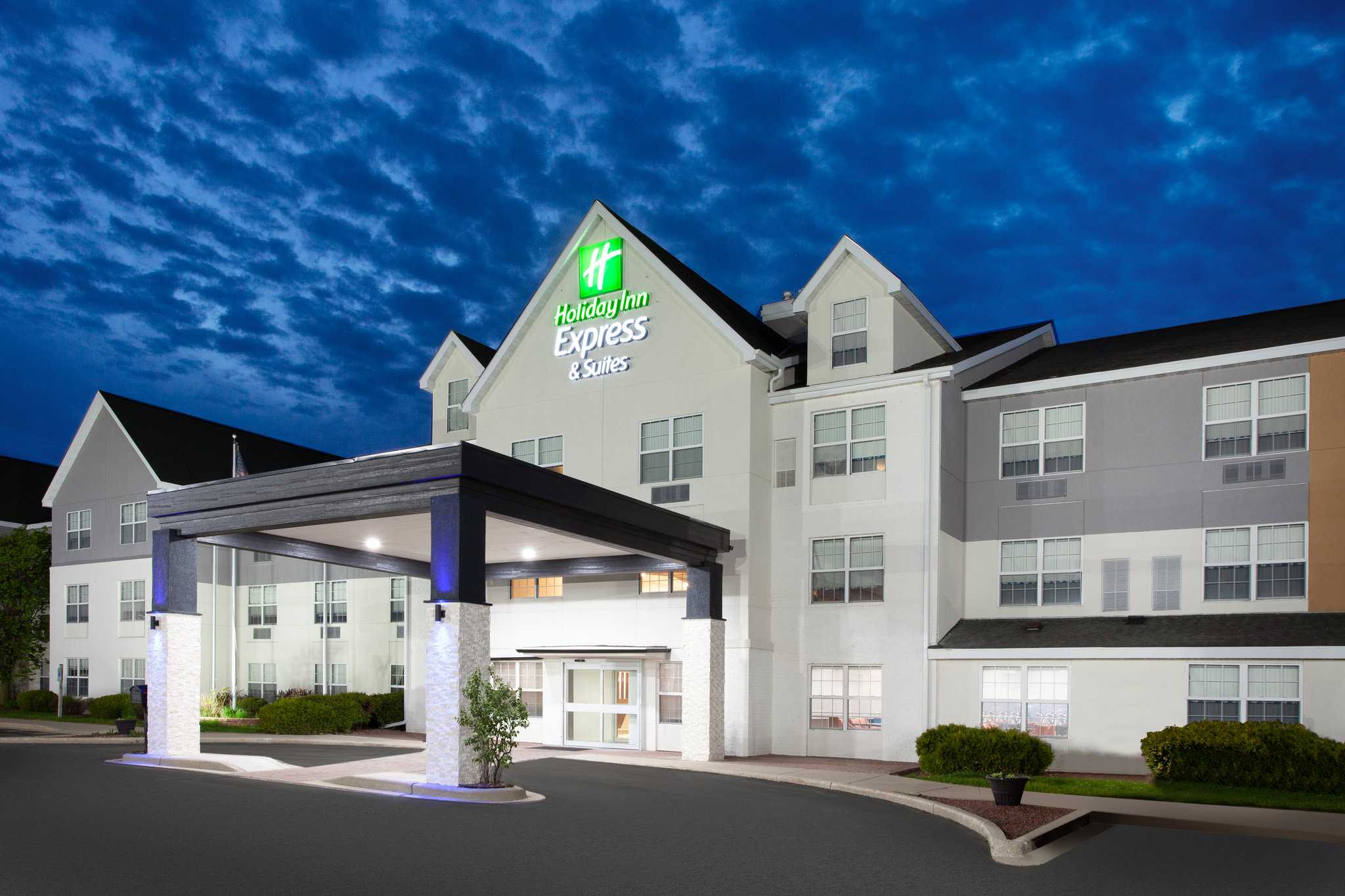 Holiday Inn Express & Suites Port Washington в Порт Вашингтон, WI