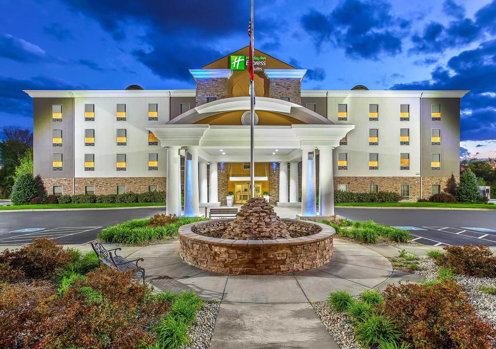 Holiday Inn Express & Suites - Morristown в Морристаун, TN