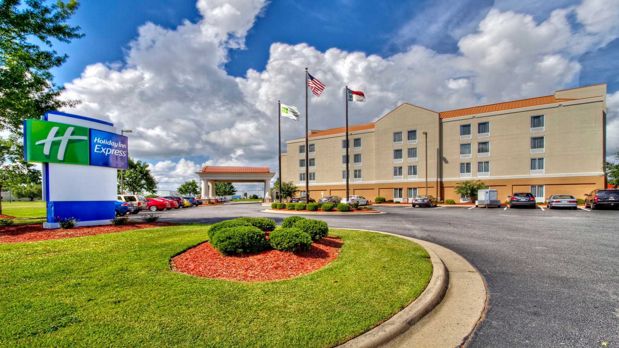 Holiday Inn Express & Suites Greenville в Гринвилл, NC