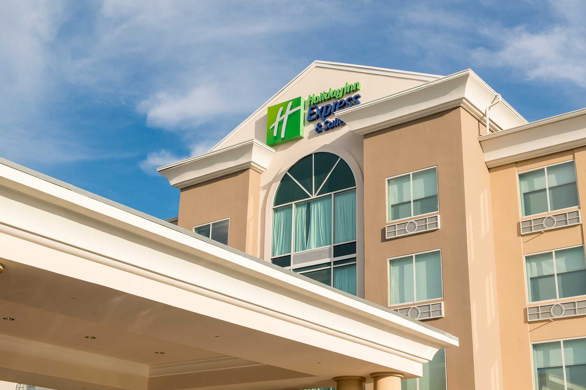 Holiday Inn Express Hotel & Suites Columbia-I-26 at Harbison Blvd в Колумбия, SC