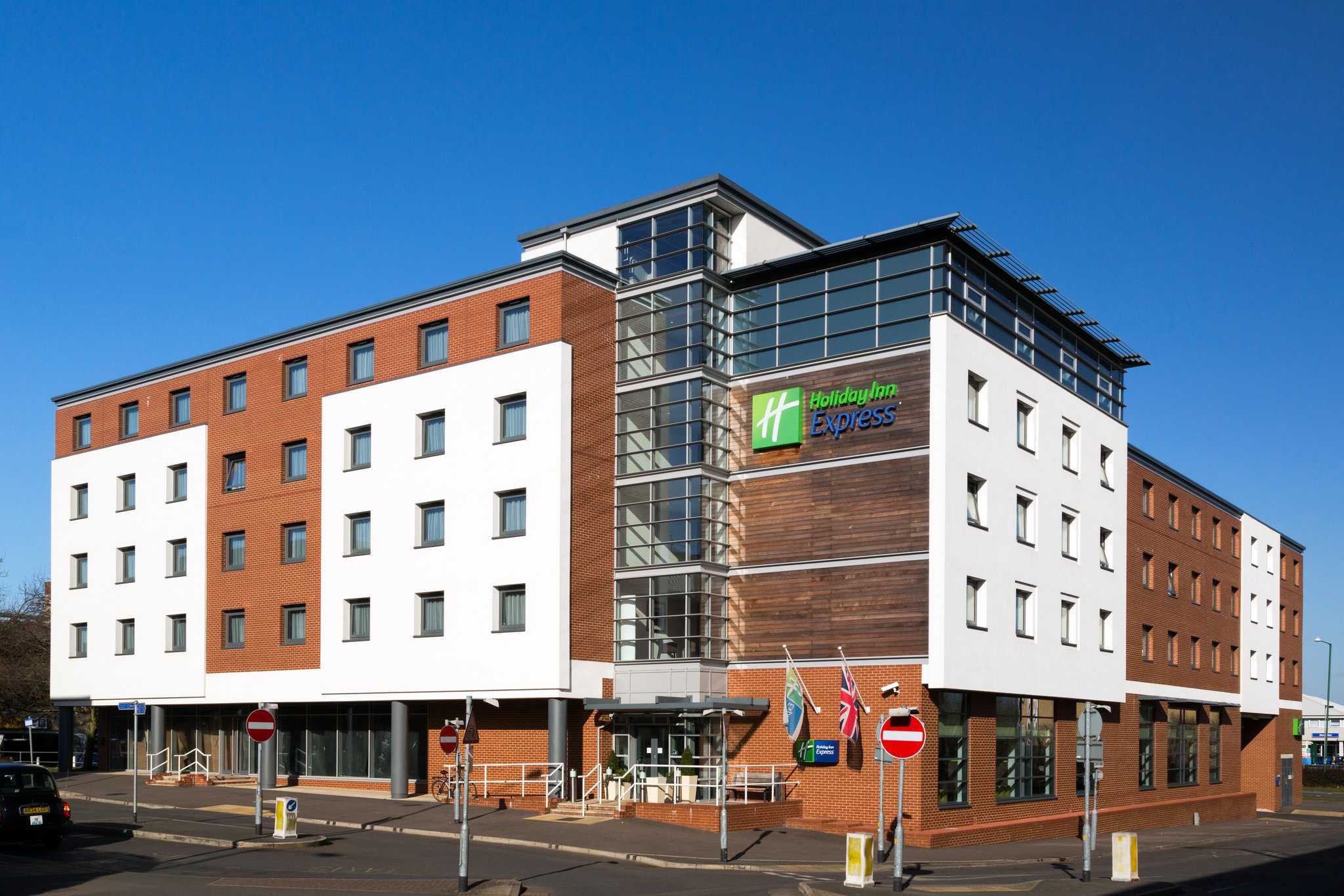 哈洛, GB1 的 Holiday Inn Express Harlow
