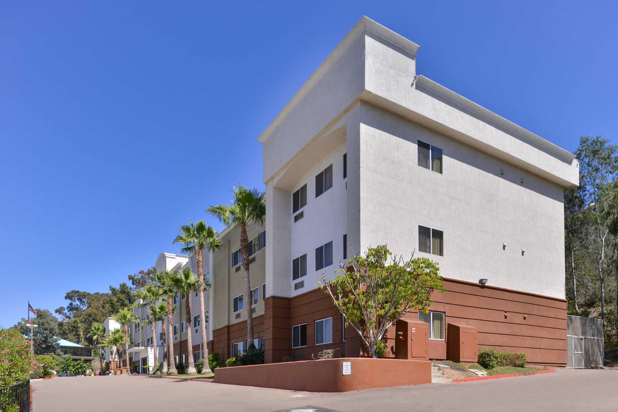 Candlewood Suites San Diego в Сан-Диего, CA