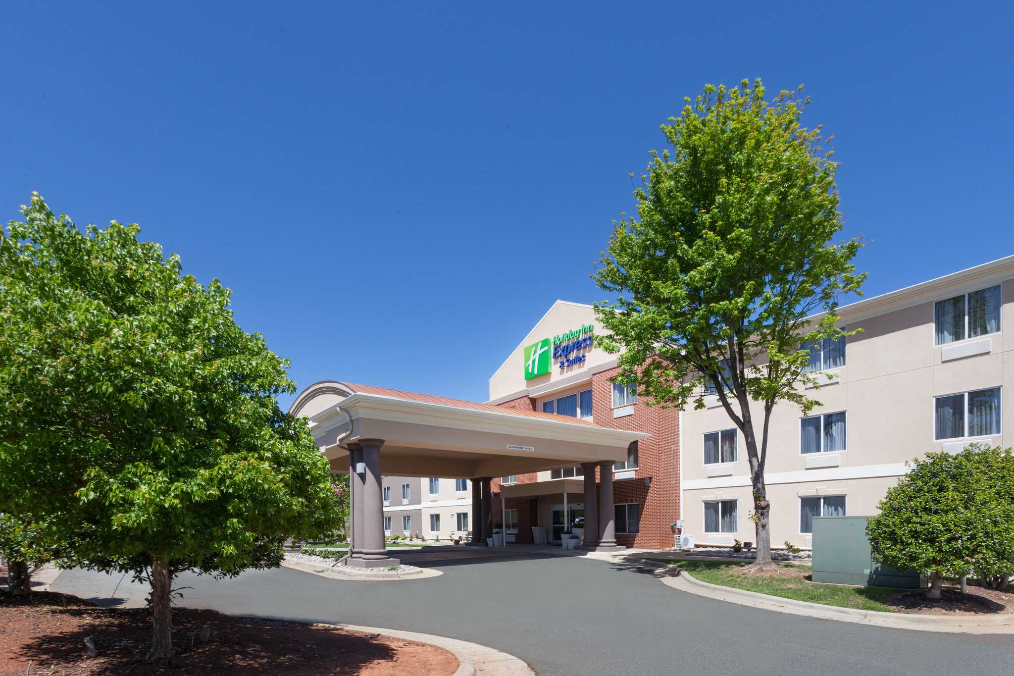 Holiday Inn Express Hotel & Suites Mebane в Мебан, NC