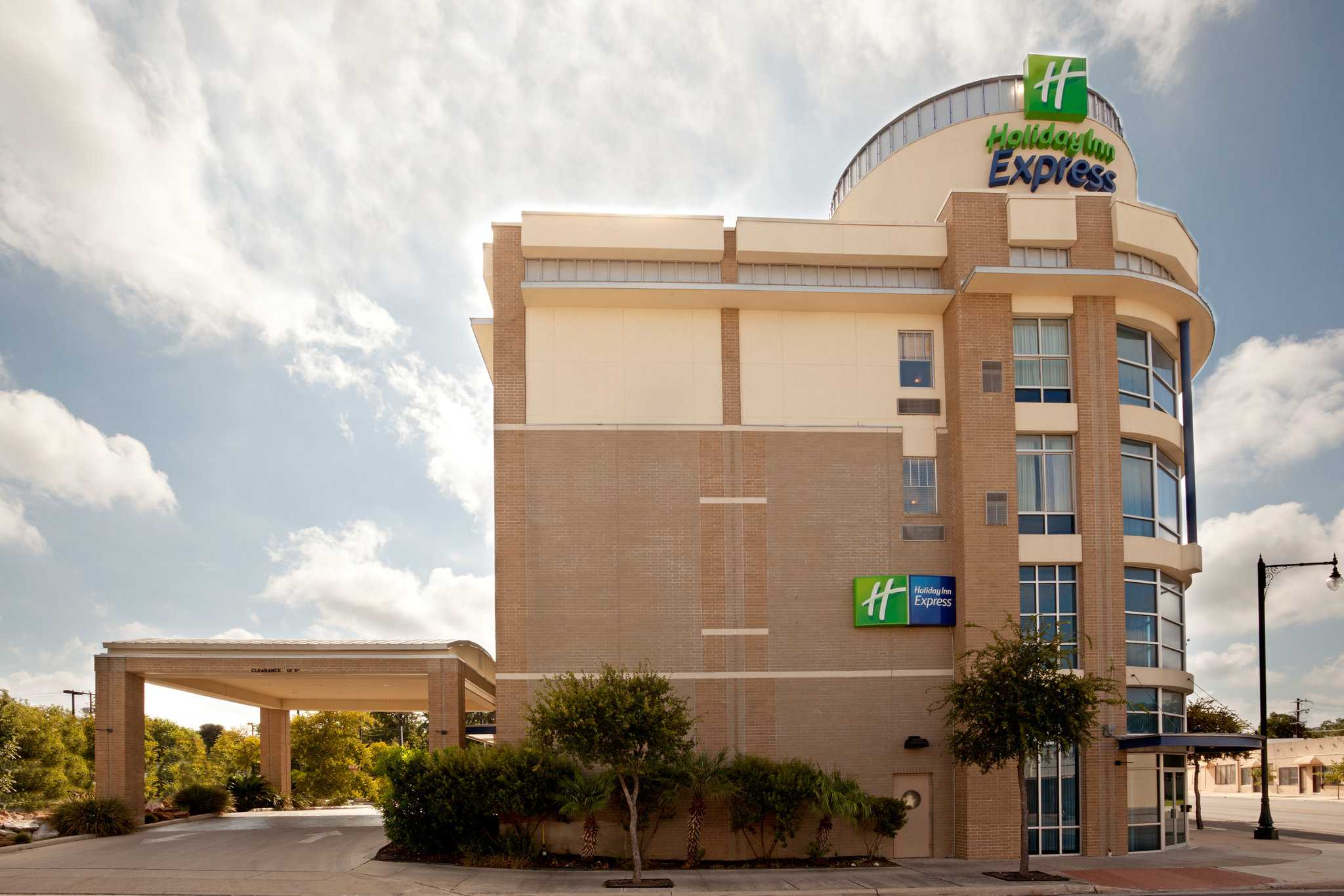 Holiday Inn Express Hotel & Suites San Antonio Rivercenter Area in ซานอันโตนิโอ, TX