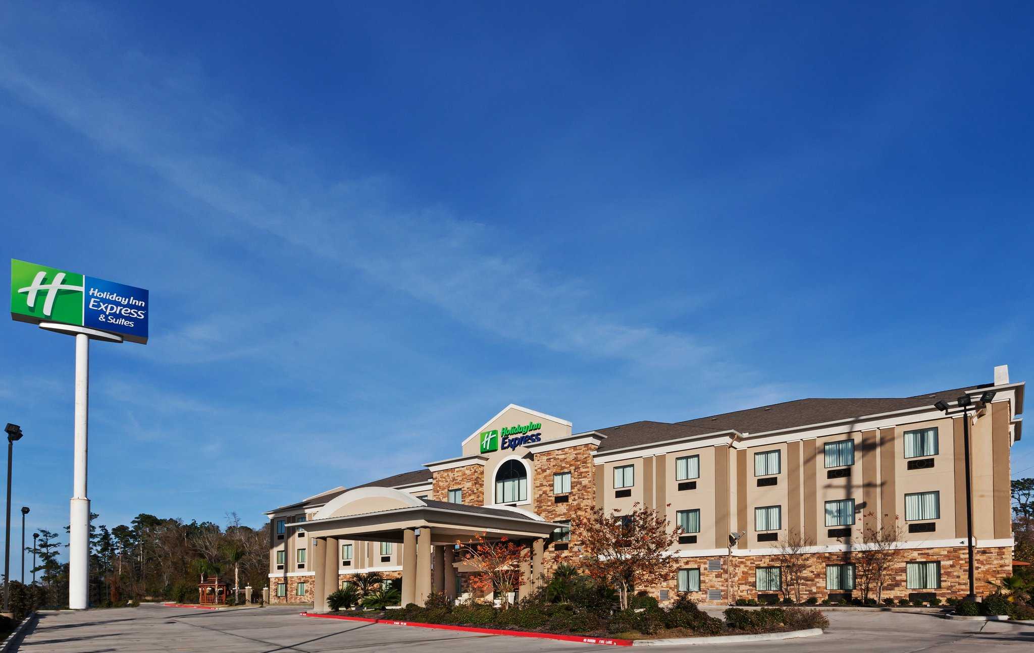 Holiday Inn Express & Suites Cleveland в Кливленд, TX