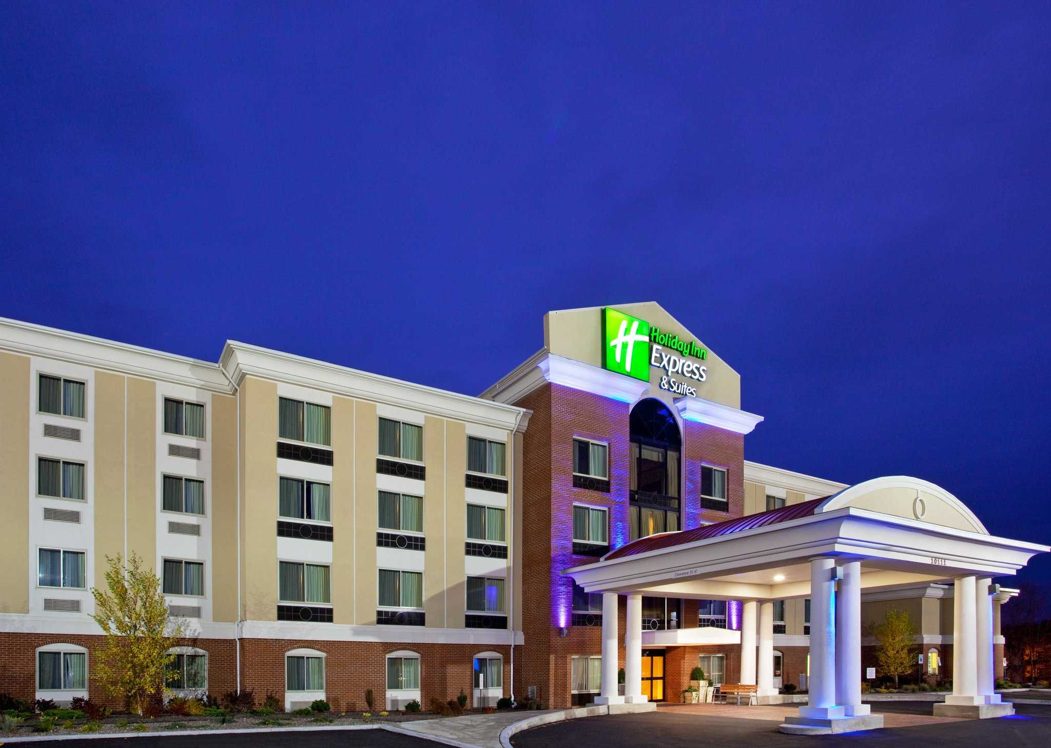 Holiday Inn Express Hotel & Suites Niagara Falls в Ниагарский водопад, NY
