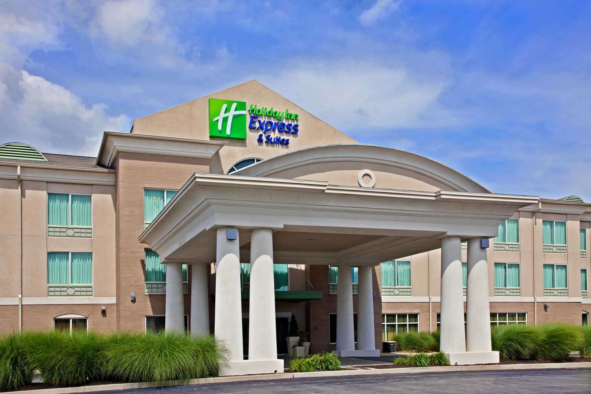 Holiday Inn Express Hotel & Suites Greenwood in กรีนวูด, IN