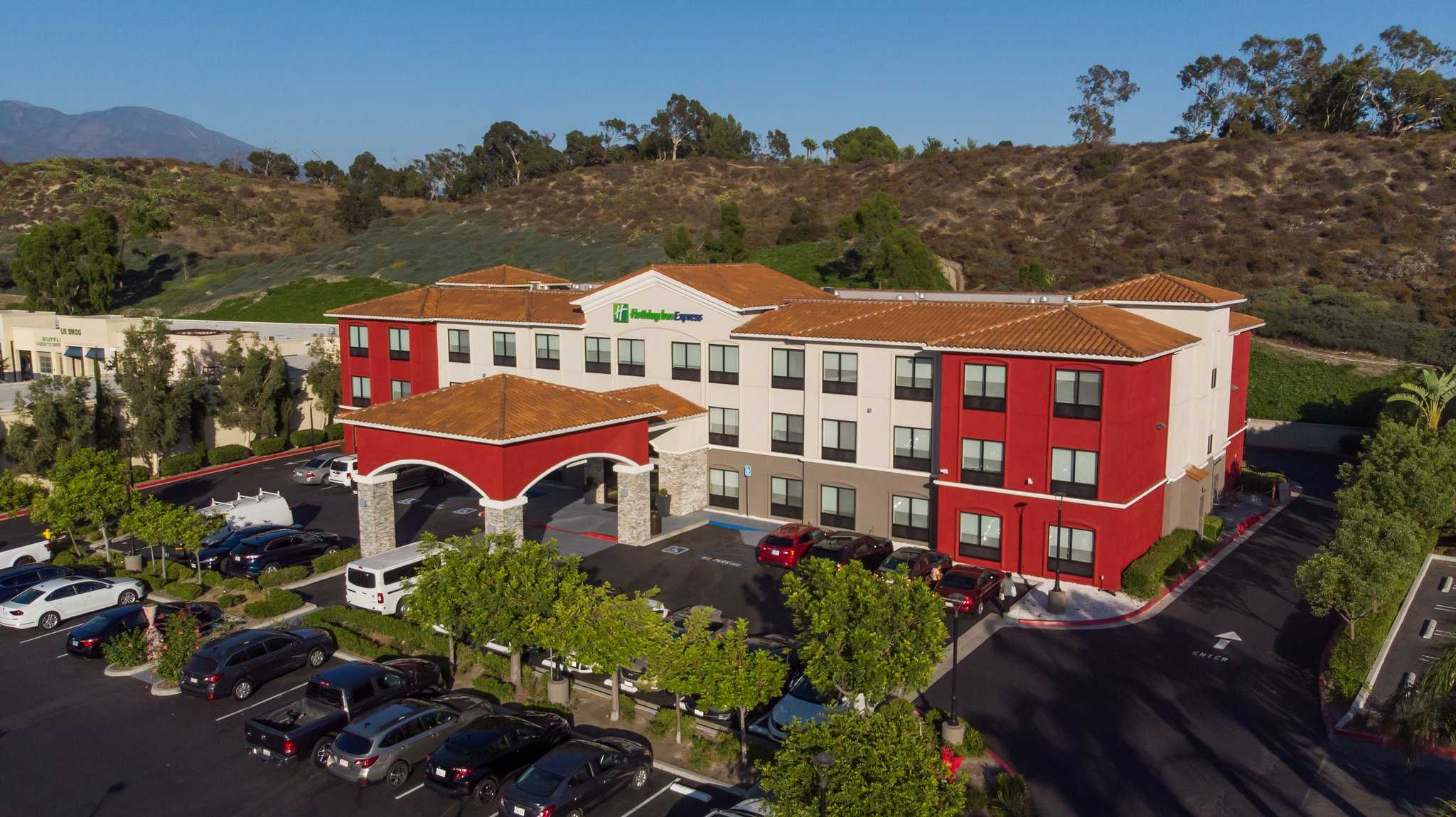 Holiday Inn Express & Suites Lake Forest в Лейк-Форест, CA