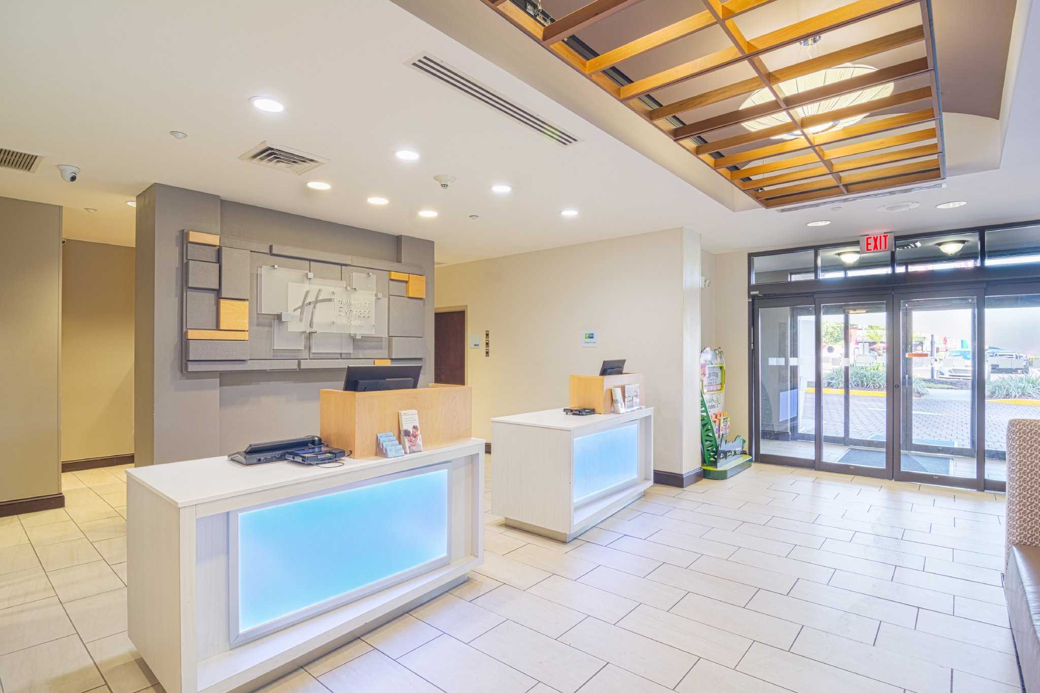 Holiday Inn Express & Suites Tampa -USF-Busch Gardens a Tampa, FL