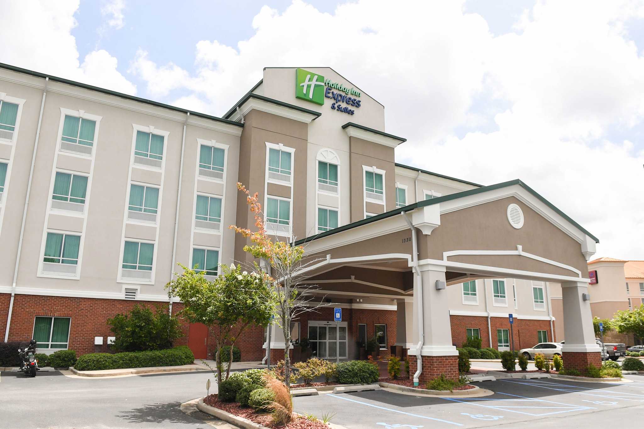 Holiday Inn Express Hotel & Suites Valdosta West - Mall Area in วาลโดสตา, GA