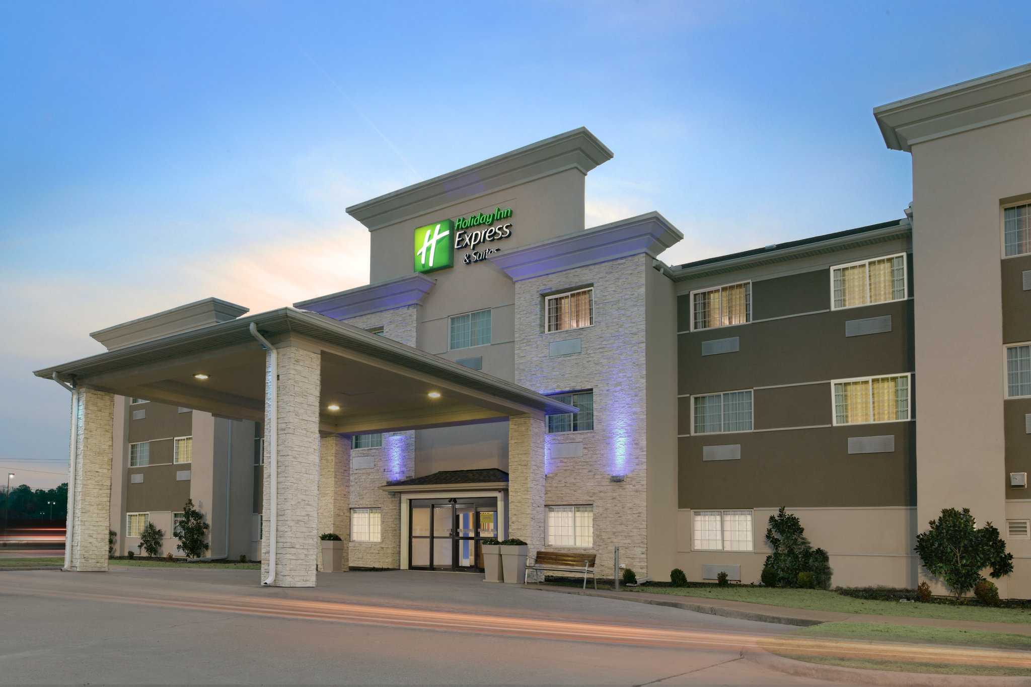 Holiday Inn Express Hotel & Suites Magnolia-Lake Columbia in แมกโนเลีย, AR