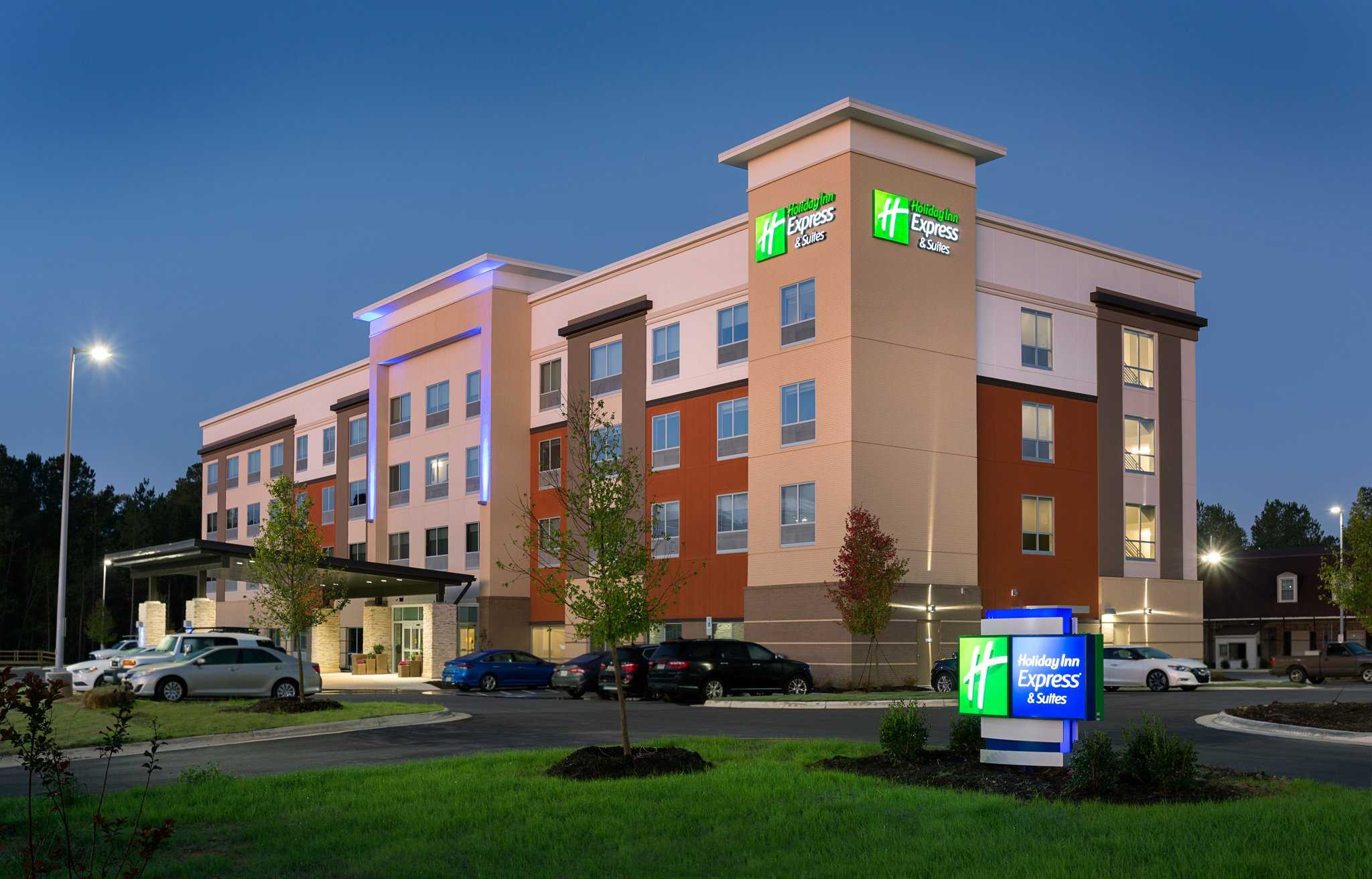 Holiday Inn Express & Suites Fayetteville South in เฟย์เอ็ตต์วิลล์, NC