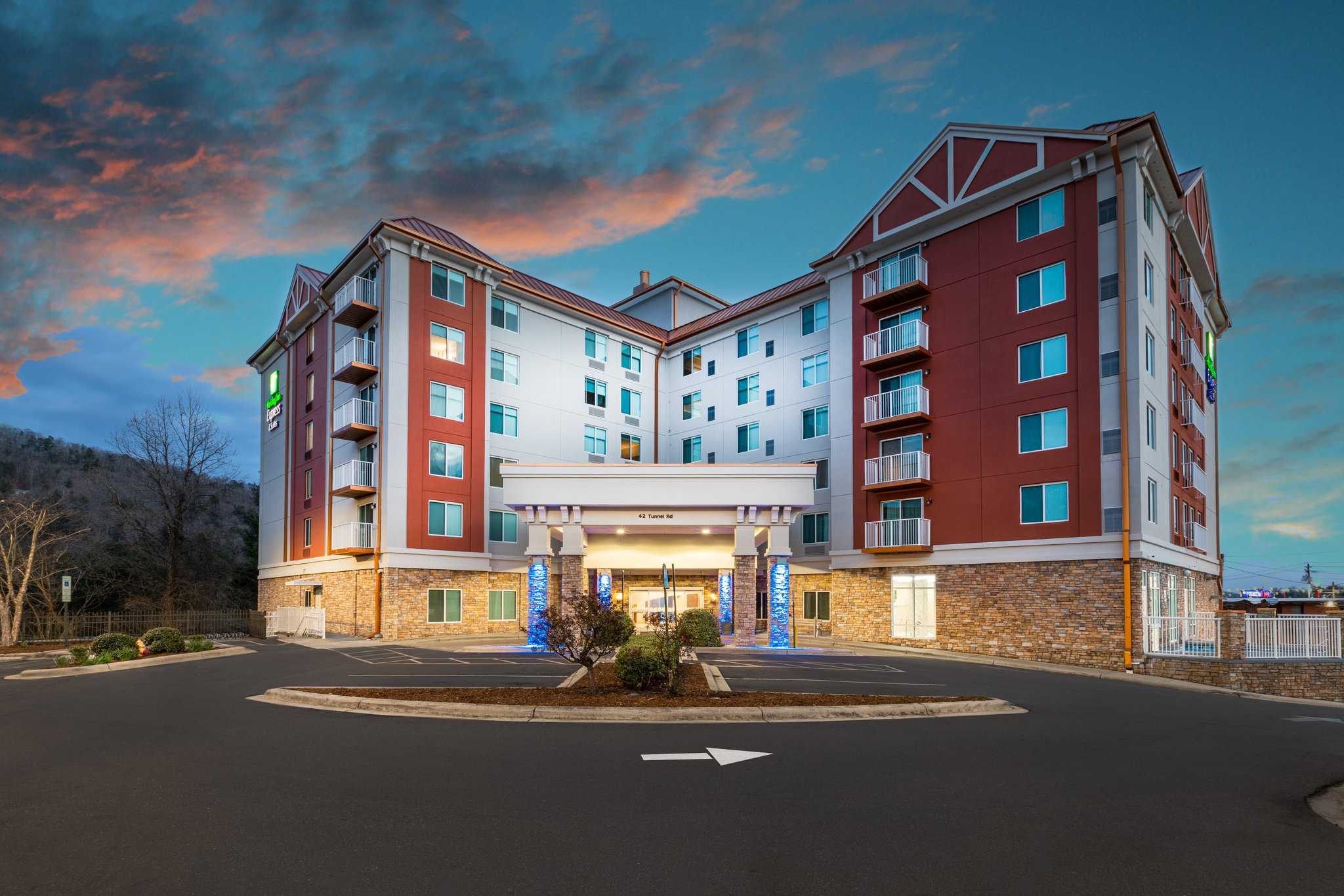 Holiday Inn Express & Suites Asheville Downtown в Эшвилл, NC
