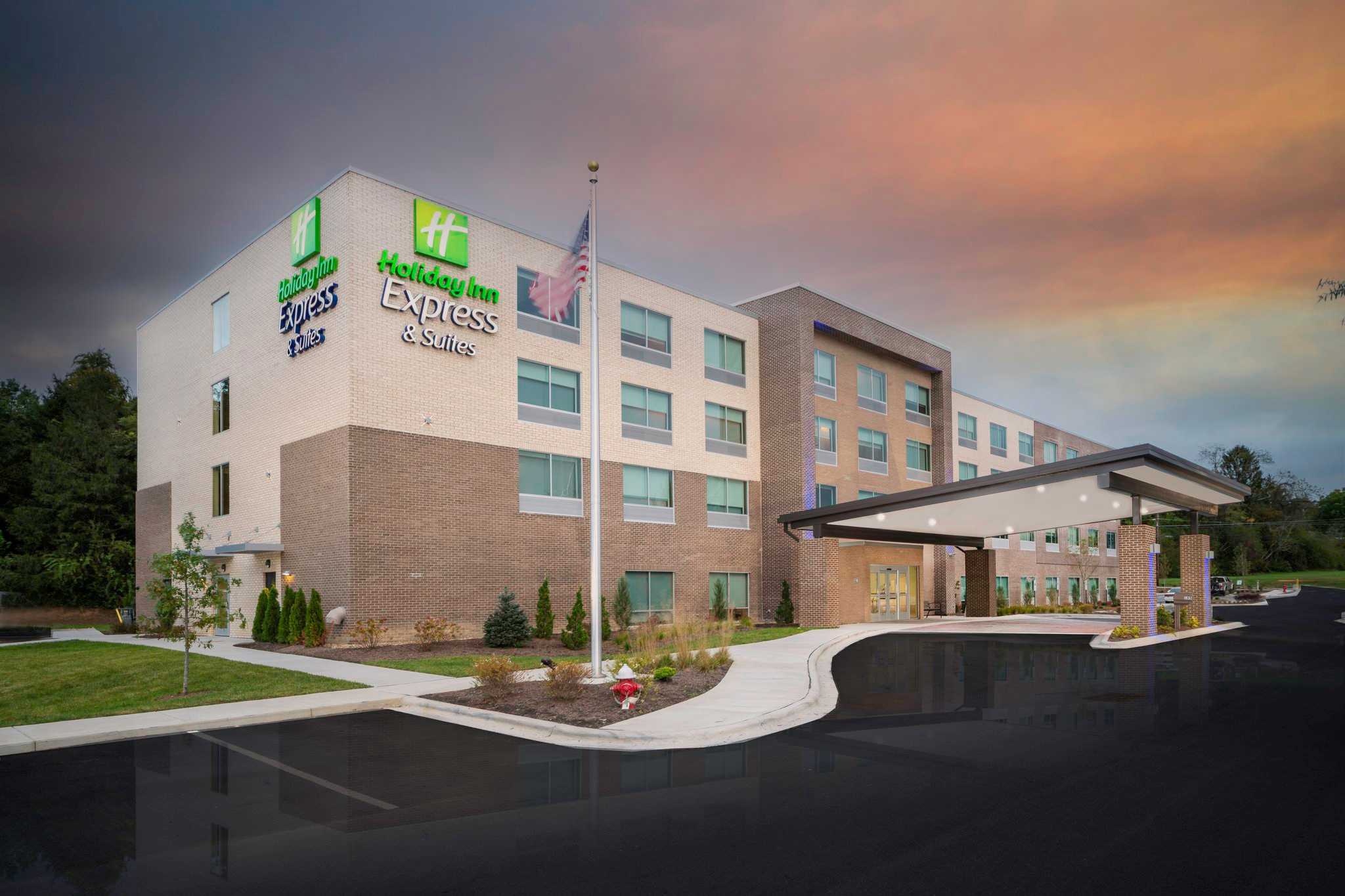 Holiday Inn Express & Suites Brevard – City Center в Бревард, NC