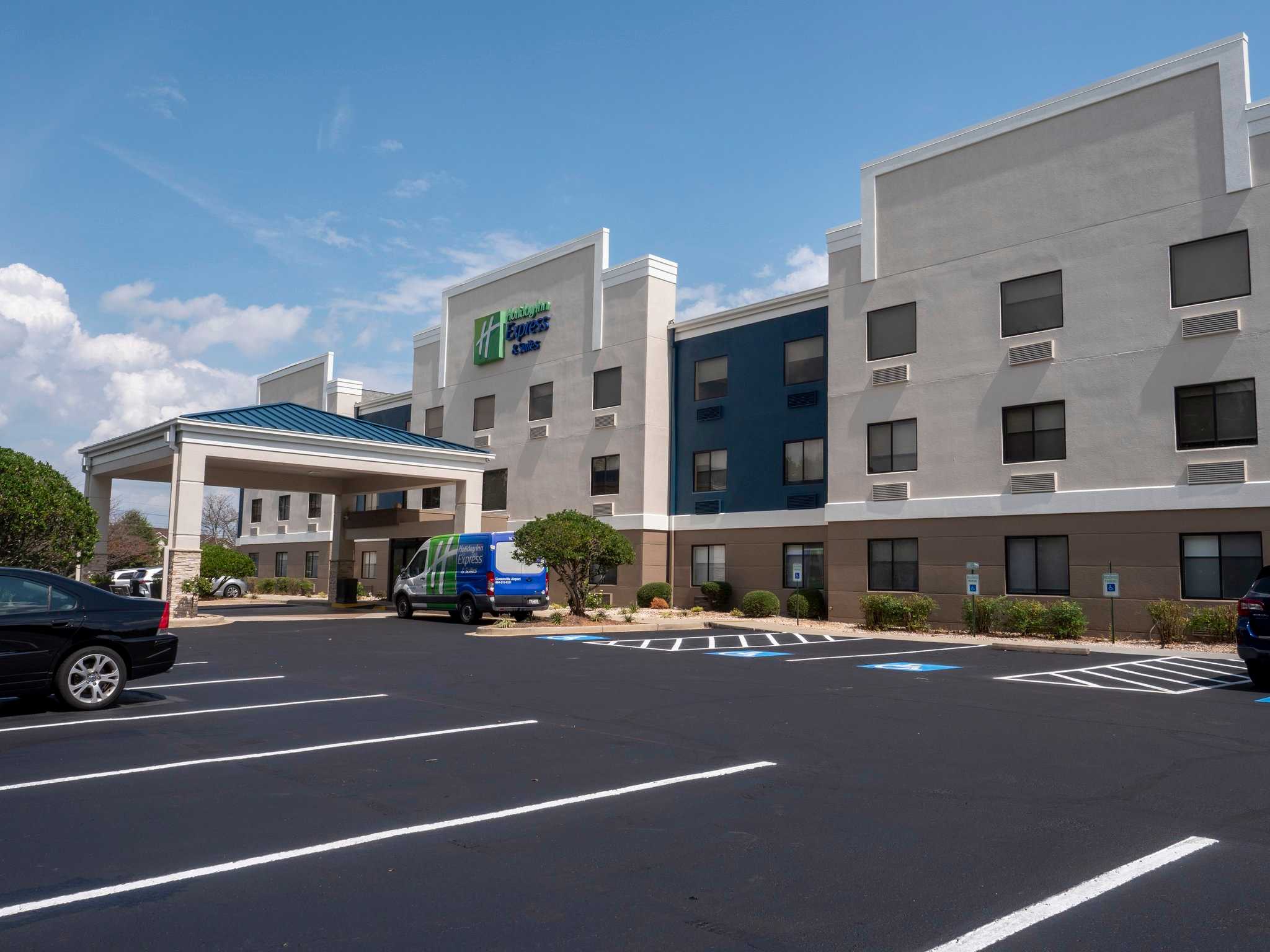 Holiday Inn Express & Suites Greenville Airport in เกรียร์, SC