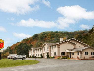 Super 8 by Wyndham Elkins в Elkins, WV