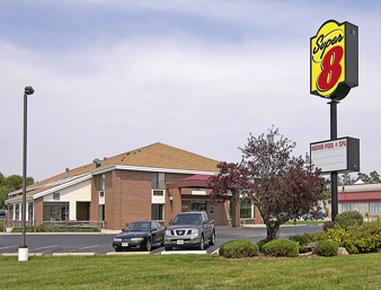 Super 8 by Wyndham Watertown WI в Watertown, WI