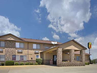 Super 8 by Wyndham Charles City ใน Charles City, IA