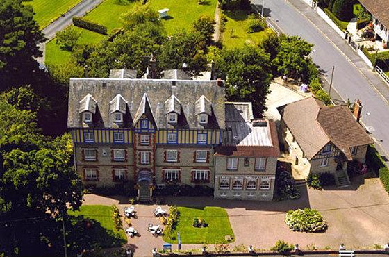 Bagnoles-de-l'Orne, FRにおけるBrit Hotel Les Camelias 