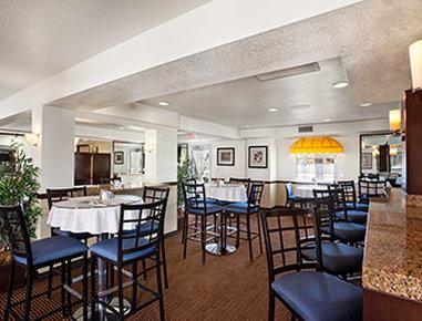 Super 8 by Wyndham Germantown/Milwaukee в Germantown, WI