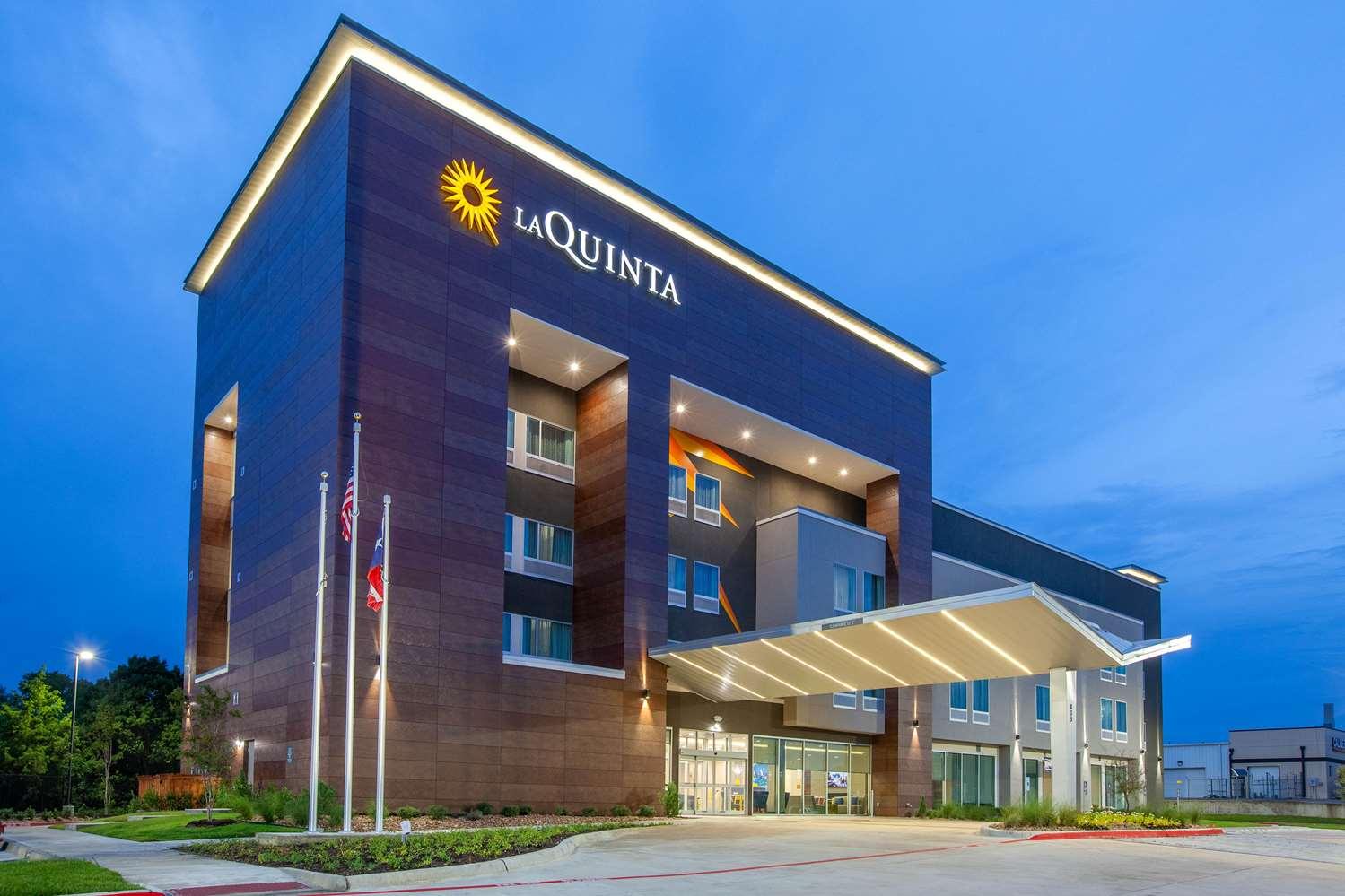 La Quinta Inn & Suites by Wyndham Dallas Duncanville image