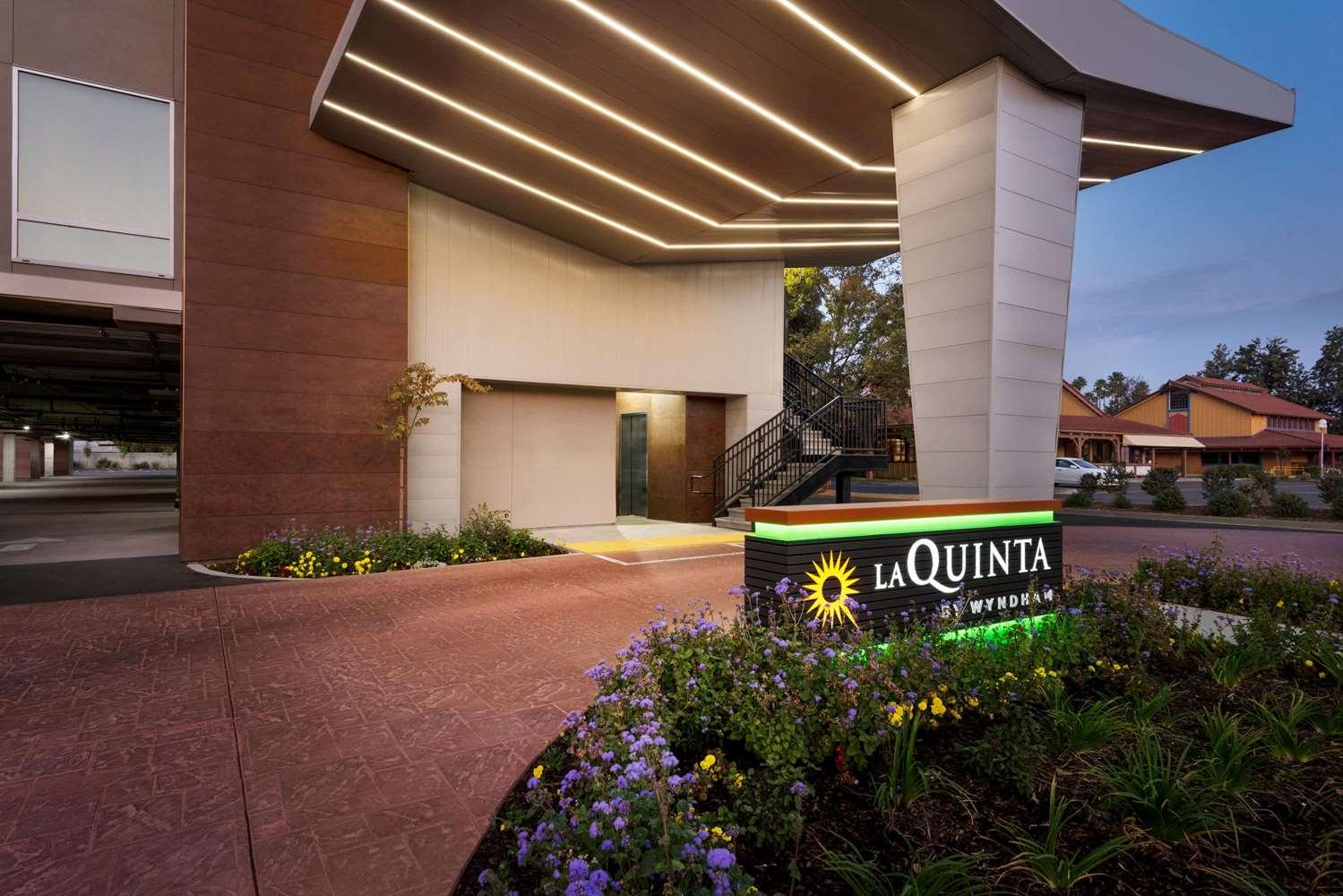 La Quinta Inn & Suites by Wyndham Clovis CA image