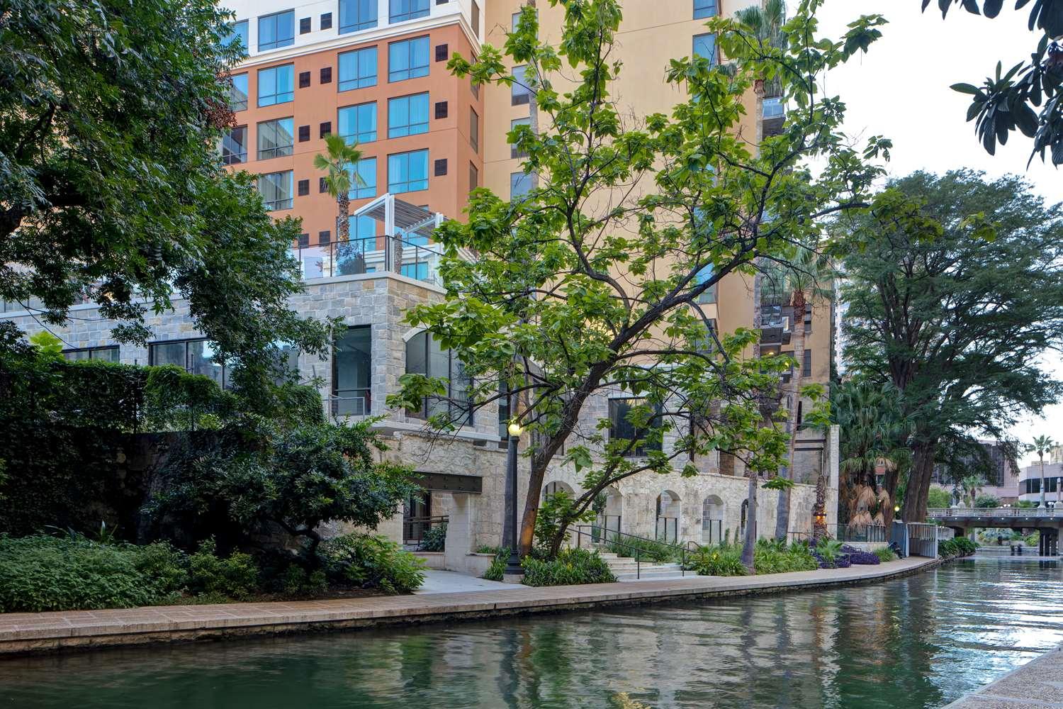 Hampton Inn & Suites San Antonio Riverwalk image