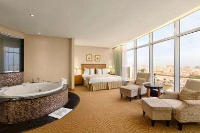Al Khobar, SA 的 Ramada by Wyndham Al Khobar King Abdullah Street