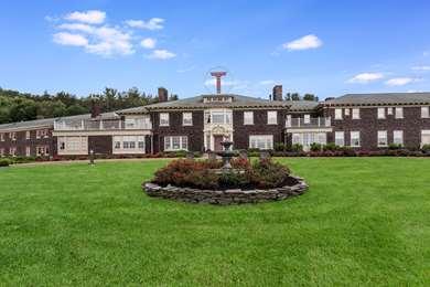 Binghamton, NY 的 Traditions Hotel & Spa, an Ascend Hotel Collection Member