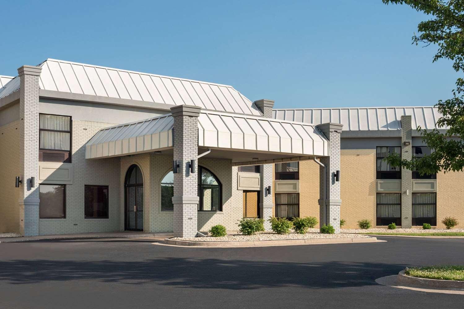 Days Inn & Suites by Wyndham Merrillville image