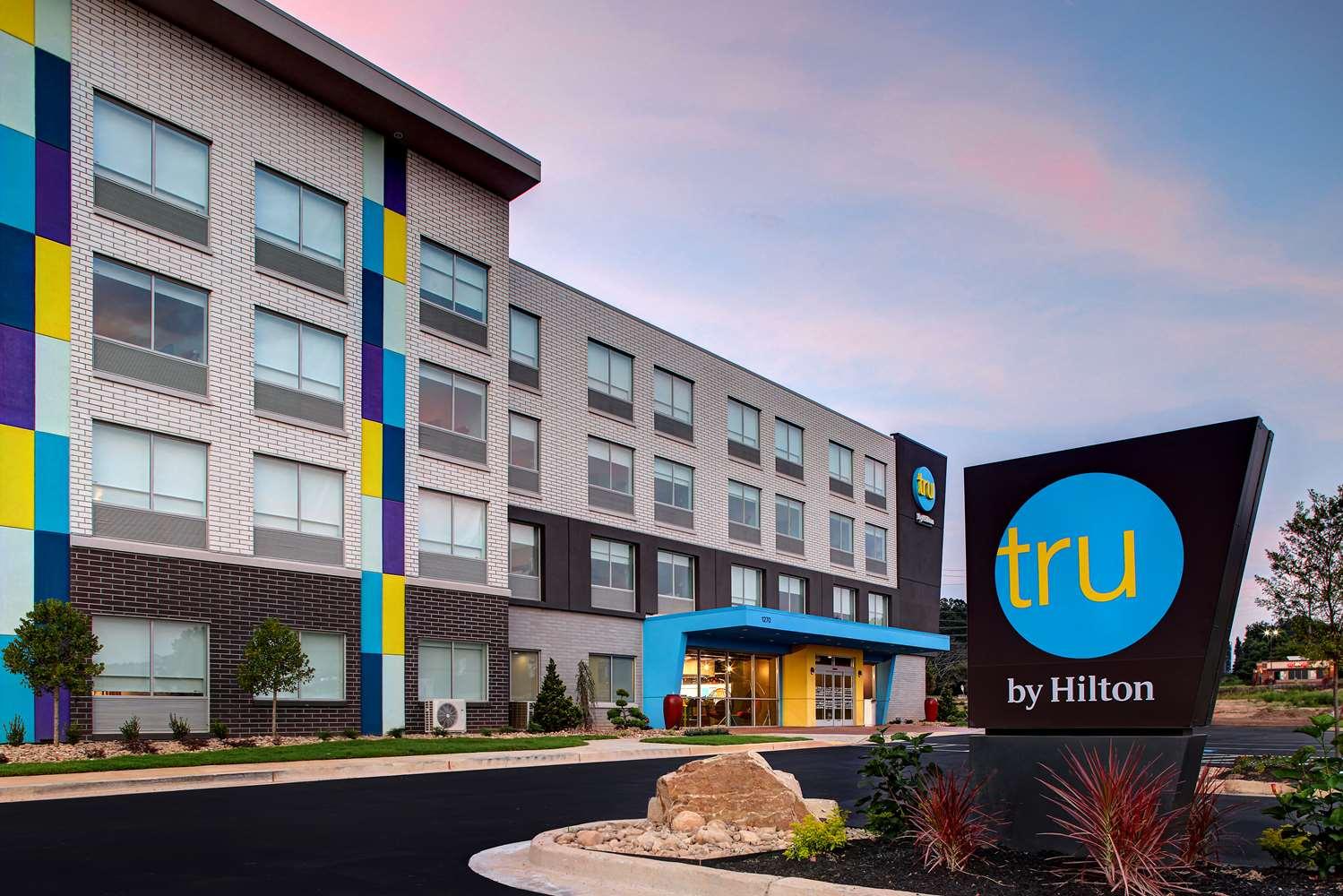 Tru by Hilton Lithia Springs image