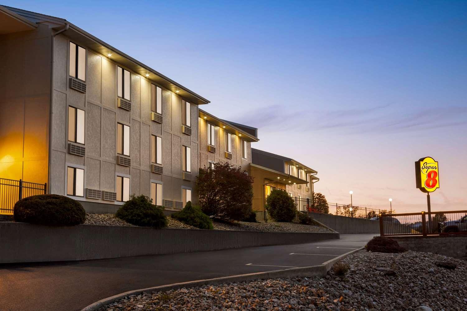 Super 8 by Wyndham Hannibal image