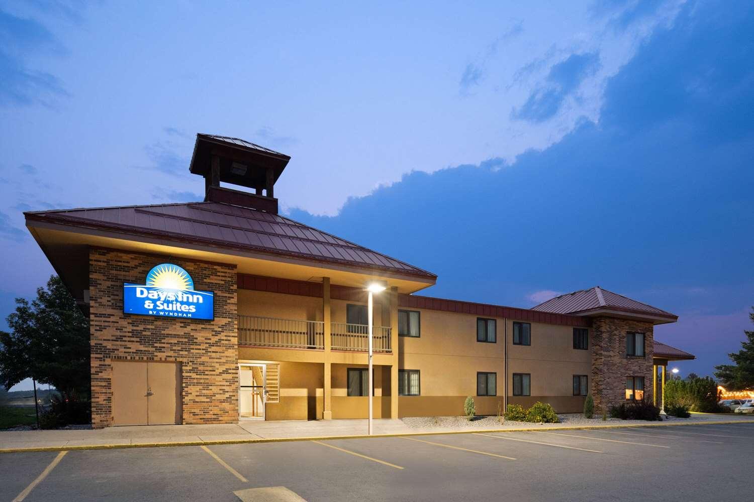 Days Inn & Suites by Wyndham Bozeman image