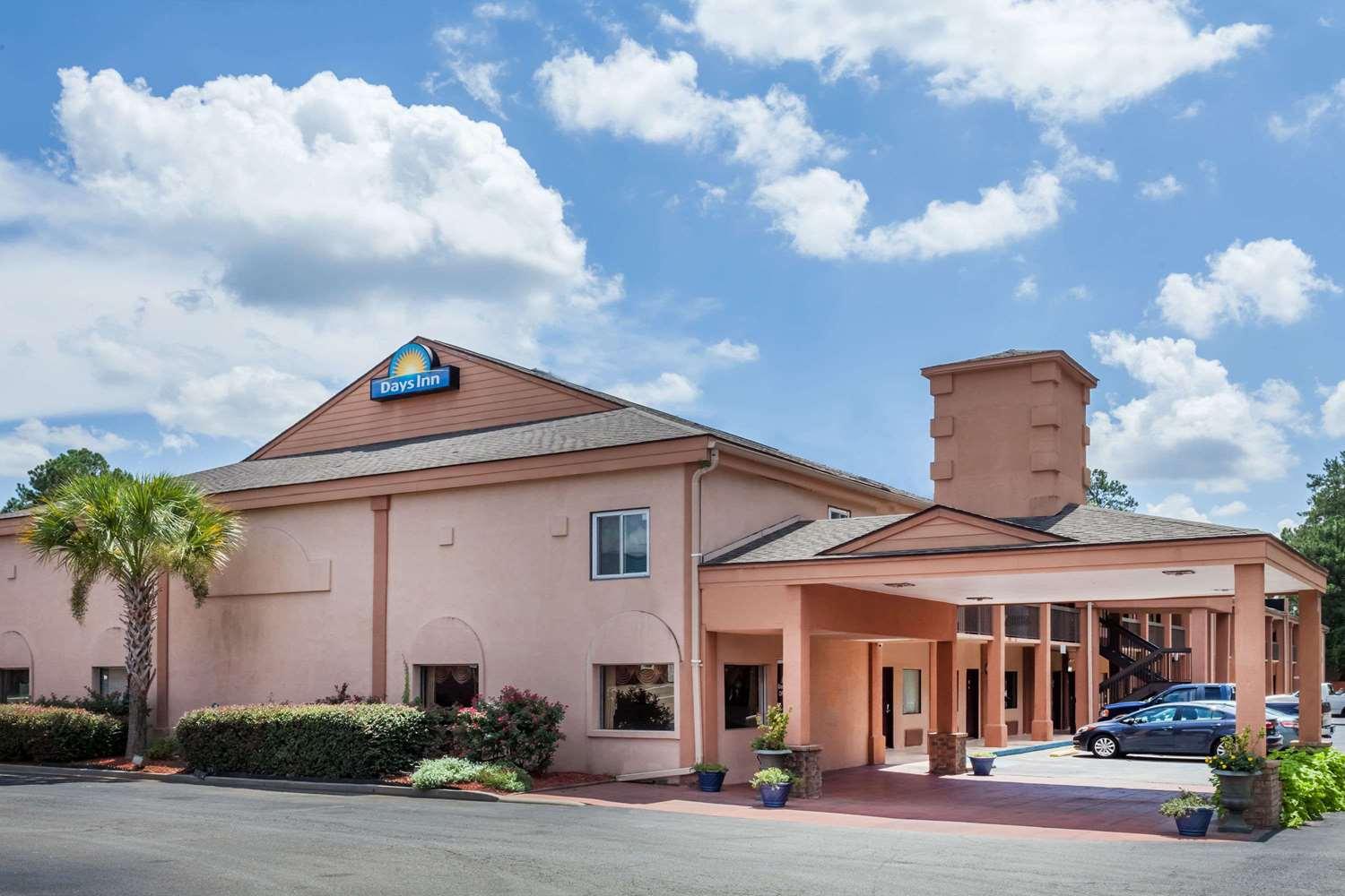 Days Inn by Wyndham Columbia image