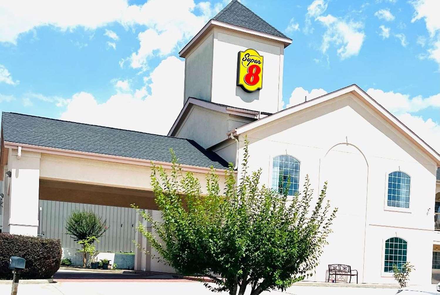 Super 8 by Wyndham Montgomery/ Lake Conroe image