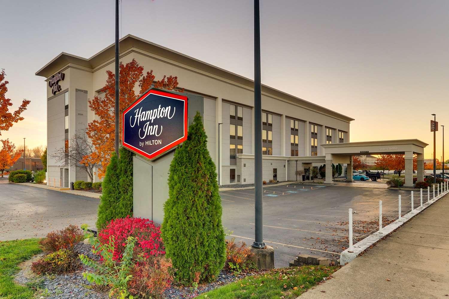 Hampton Inn Springfield image