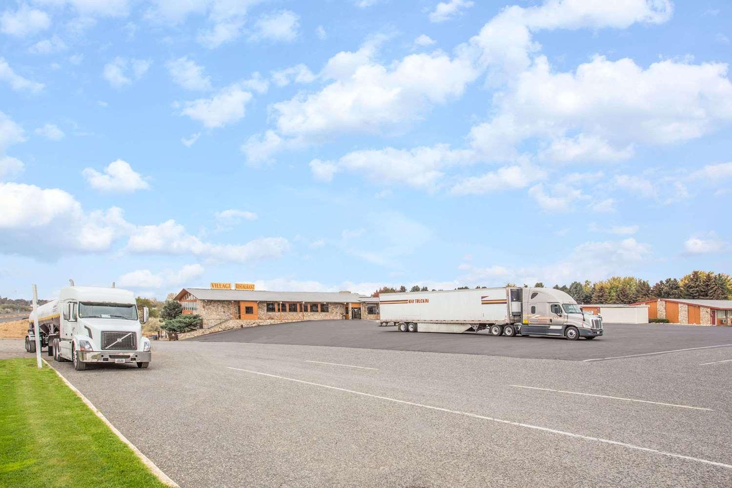 Knights Inn Boardman image