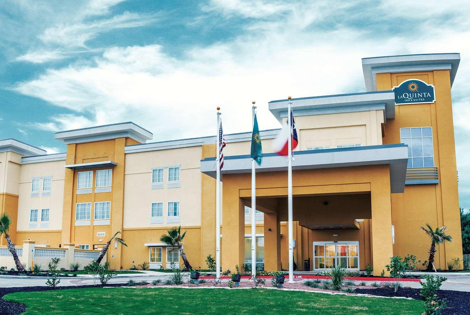 La Quinta Inn & Suites by Wyndham Cotulla image