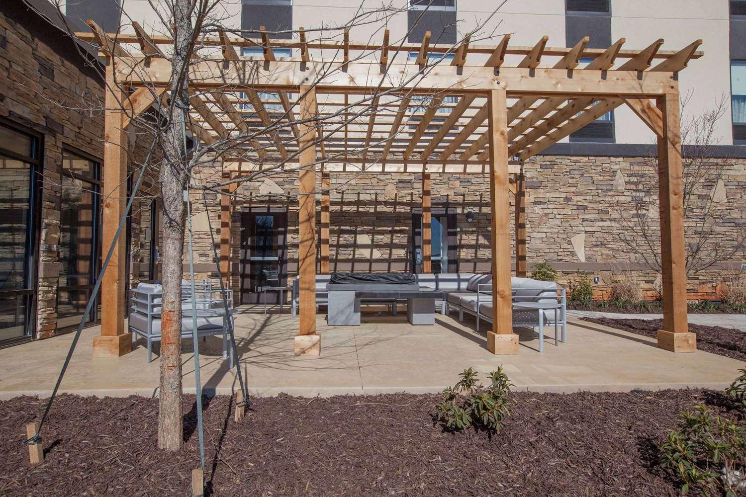 Hampton Inn Emerson LakePoint image